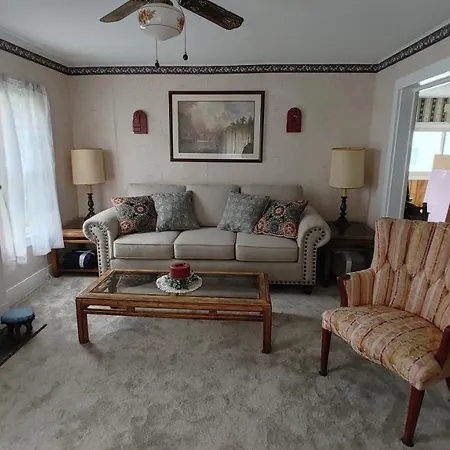 Entire Home - 4 Bedroom - Canandaigua - Steps Off Downtown - Walking Distance To Restaurants, Shops, Breweries & Pubs